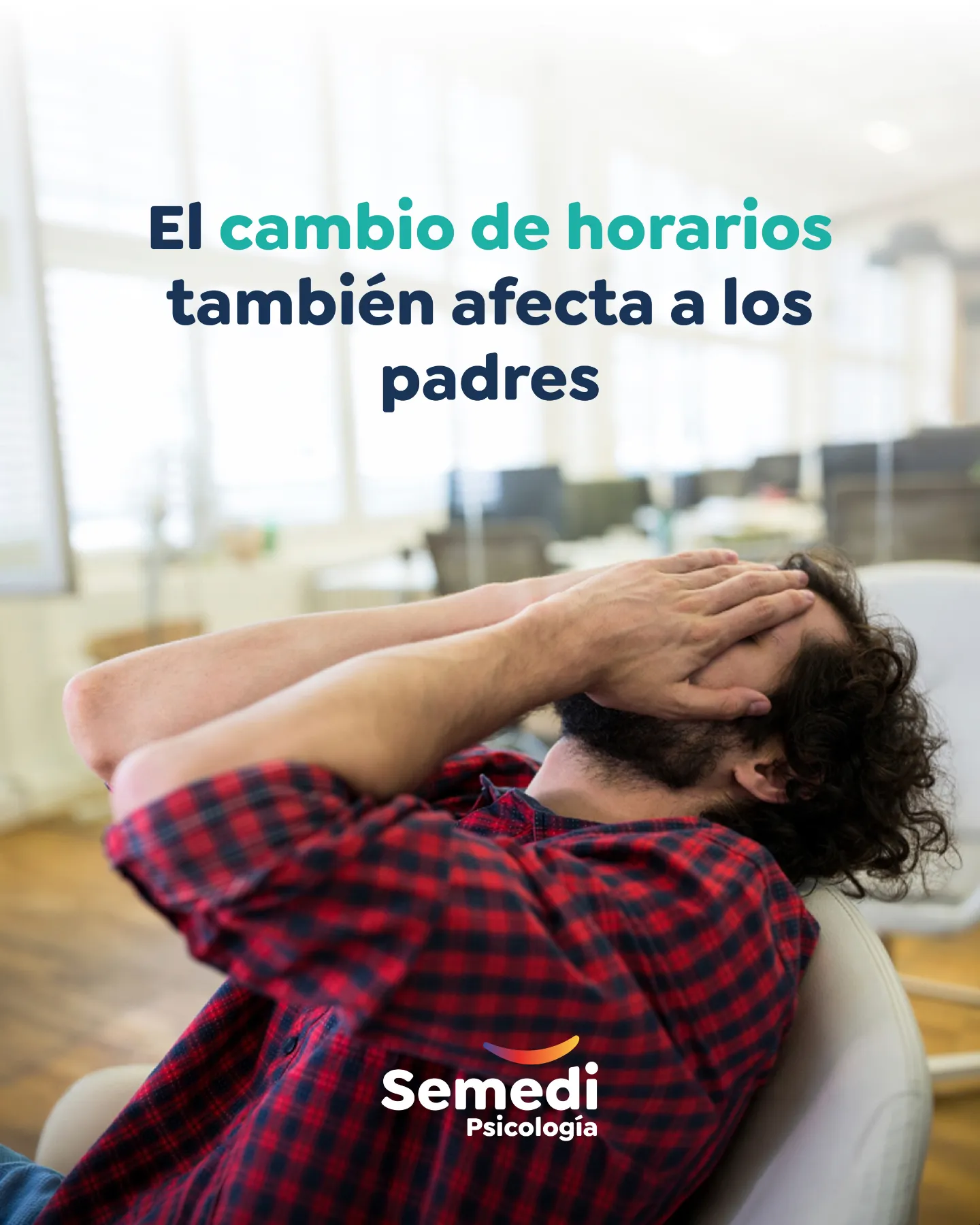 Adulto reclinado con las manos en la cara tras el cambio de horarios, imagen sobre agotamiento parental y terapia en Málaga centro