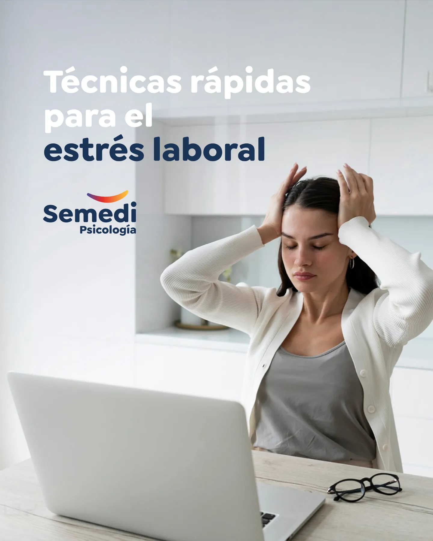 Persona con ansiedad laboral frente al portátil, terapia psicológica en Málaga centro