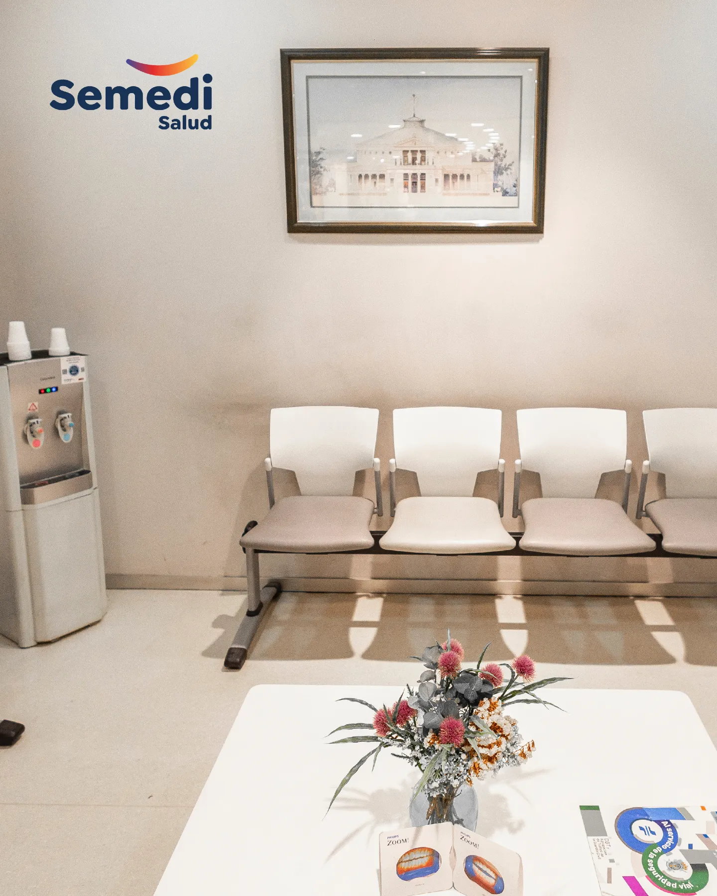 Sala de espera del centro de Málaga donde se atiende la terapia psicológica, con bancada libre y luz natural